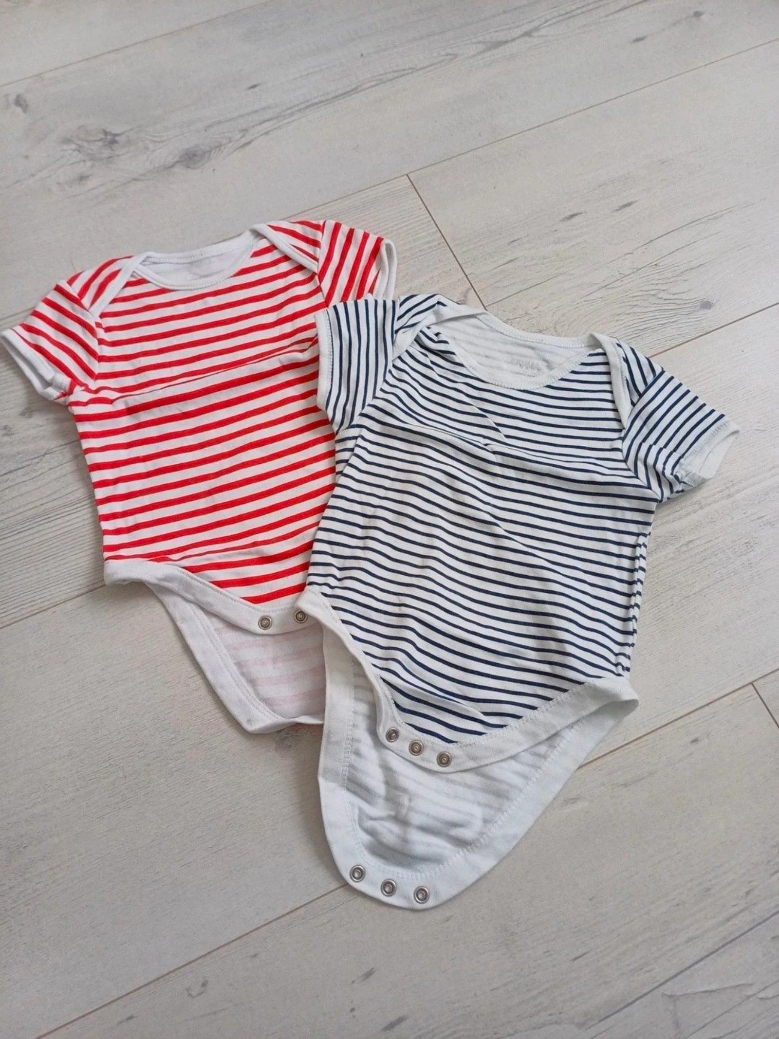 Lot 2 bodys rayé 12 mois
